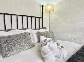 Cozy Garden Cottage - Guest House