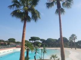 Chalet Californien superbe piscine lagon dans la résidence, plage a 1km, St Tropez 7km!, hotel din Gassin