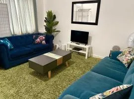 2 Bed Dukinfield Home, Suitable For Contractors, Families, Parking Available l FREE 1HR Early Check-In and Late Check-out