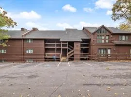 Lakefront Condo Indoor pool, sauna, & pickle ball!