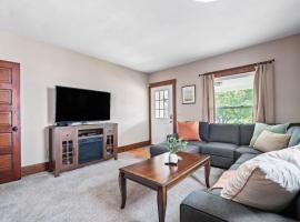 Historic District w Fully Stocked Kitchen and Sleeps 6, Hotel in Bedford