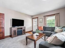 Historic District w Fully Stocked Kitchen and Sleeps 6