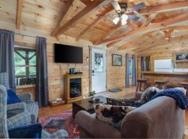 Copperhead Cabin- Hocking Hills Hot Tub Games, hotel i Logan