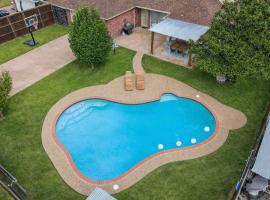 6BR 3,5BA Home Pool, Hot Tub, Game Room -16 Guests โรงแรมในSachse