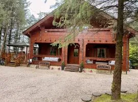 Lakeside Log Cabin 4 Bedrooms Dog-Friendly Escape