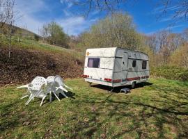 Caravan Lara Camping La Foret du Morvan, hotel em Larochemillay