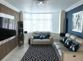 Family & Group Stay 4 Bed Room House & Free Parking & Garden & Sleeps 8
