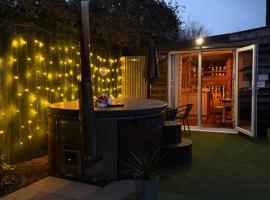 Bridie -rose rural shepherd hut , sleeps 4 with wood fuel hot tub -mini safari -on your doorstep small exotic animals, hotel di Kington