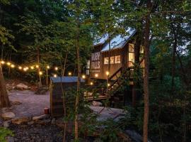 Treetop Hideaways: Redbud Treehouse in Chattanooga, hótel í Chattanooga
