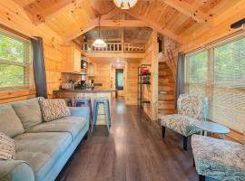 Eden Cabin Forested Tiny Home On Lookout Mtn, hotel in Chattanooga