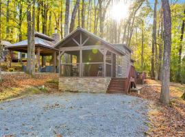 Eliza Cabin Nature Nested Tiny Cabin W Hot Tub, hotel di Chattanooga