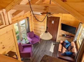 Maggie Cabin Enjoy Nature From A Forest Hot Tub, hotel di Chattanooga