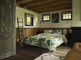 Treetop Hideaways: The Elements Treehouse, hotel a Flintstone
