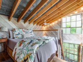 Treetop Hideaways: Luna Loft Treehouse, hotel a Flintstone