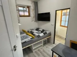 Garsoniéra s výhledem na zámek