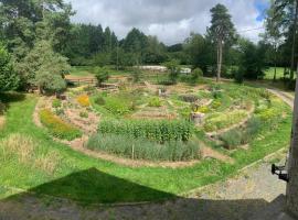 Chambre privée en bordure de la forêt d'Ecouves，Le Cercueil的飯店