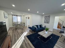 Spacious 3BR Entire Home in Waterloo, Pvt Fenced Backyard, Office Space, Family & Pets Friendly, hótel í Waterloo
