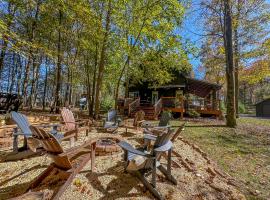 Amazing Outdoor Space with Amenities Galore Hot Tub Fire Pit and More, hotel u gradu Swanton