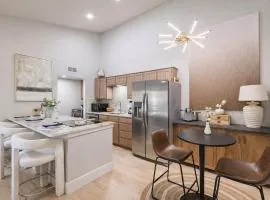 Poolside Hideaway suite Under the Oaks