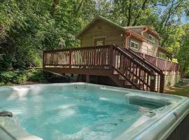 Ryon Tiny Home Cabin City-side Rustic Retreat, Hotel in Chattanooga
