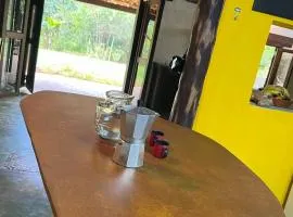 Loft com piscina viva, banheira e fogão a lenha