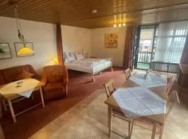 Die CLASSIQUE Suite 65qm - Viel Platz für Ihre Auszeit - Großer Eckbalkon, Badewanne, Poseidon Therme im Haus - inkl Parkgarage