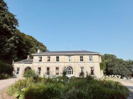 Courtyard Apartament, Hotel in Ballymore