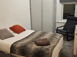 Studio - Sleeps 2 - Ensuite and Private Kitchen