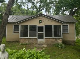 Cabin #1 on Meramec River, hotel v destinácii Steelville