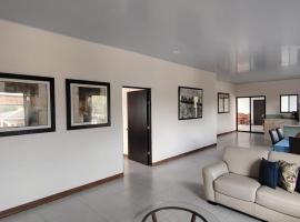 Habitación en Grecia Condo cerca Evolution FreeZone، فندق في غريسيا
