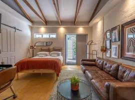 Bohemian Private Flat, Aircon, Secure Parking