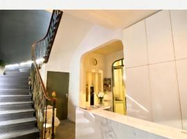 Hôtel Le Carré d'Aix - Digital Access، فندق في إيكس لي بان