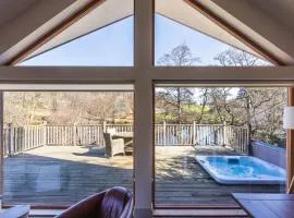 Riverbank- Glass-Fronted Riverside Stay -Hot Tub
