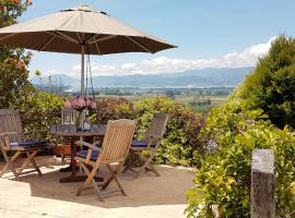 Golden Hills Farm Cottage, holiday rental in Nelson