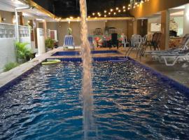 Aurora Family Hotel, hotel v mestu Peruíbe