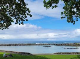 Walk to Beach • Balcony + Garden Views / Sleeps 2 – hotel w mieście Hilo