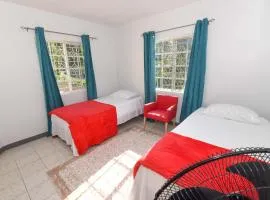 Comfy Seaview 2 Bedroom Apartment, Montego Bay, AC, Beach