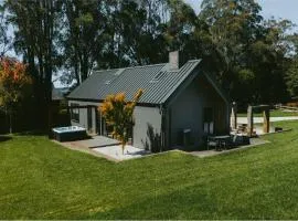 The Mist, Luxury Farm w Fireplace & Workspace