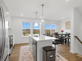 New 4BR Townhome Near Harpers Ferry townhouse、チャールズ・タウンのホテル