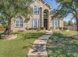 Large 3 Bdrm two story House in East Dallas, hotel v destinácii Rockwall