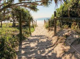 Coastal Vacation Home Ideal for Large Groups, hotel u gradu Marcoola