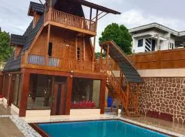 Rumah kayu cikareo antonio Monroe