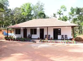 BlueMoon Homestay - Near to Falls and View Points, Home Food & Estate