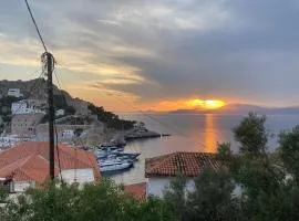 Hydra studio with patio 250 meters up from port