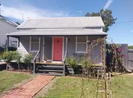 Lavender Cottage - Cute & Cosy Miner's Cottage