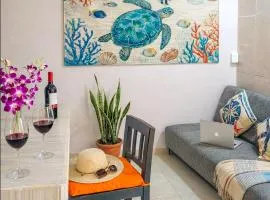 2 Spacious Great Value Units Sleep 8 500m to Beach King Beds Kitchen AC Fast WiFi 1A2A