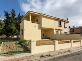 GuestHost - Mariposa Villa with Parking