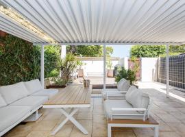 Coastal Luxe Escape - Parkside Beach Stay, отель в Перте