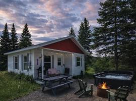 Mountain Breeze Refuge near Mont-Ste-Anne, Hotel in Saint-Tite-des-Caps
