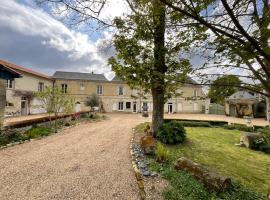 Manoir Tour Carree: Loudun şehrinde bir otel